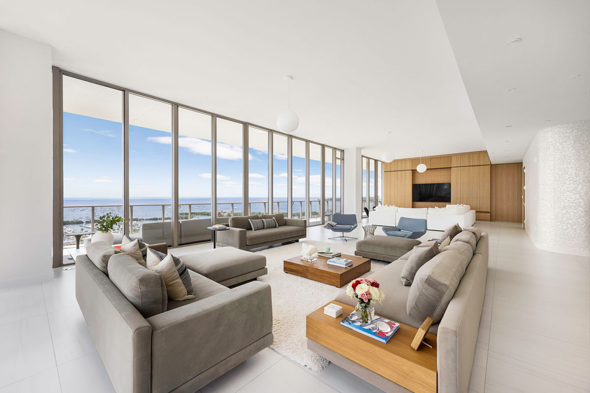 A Combined Residence with Space to Live and Entertain
